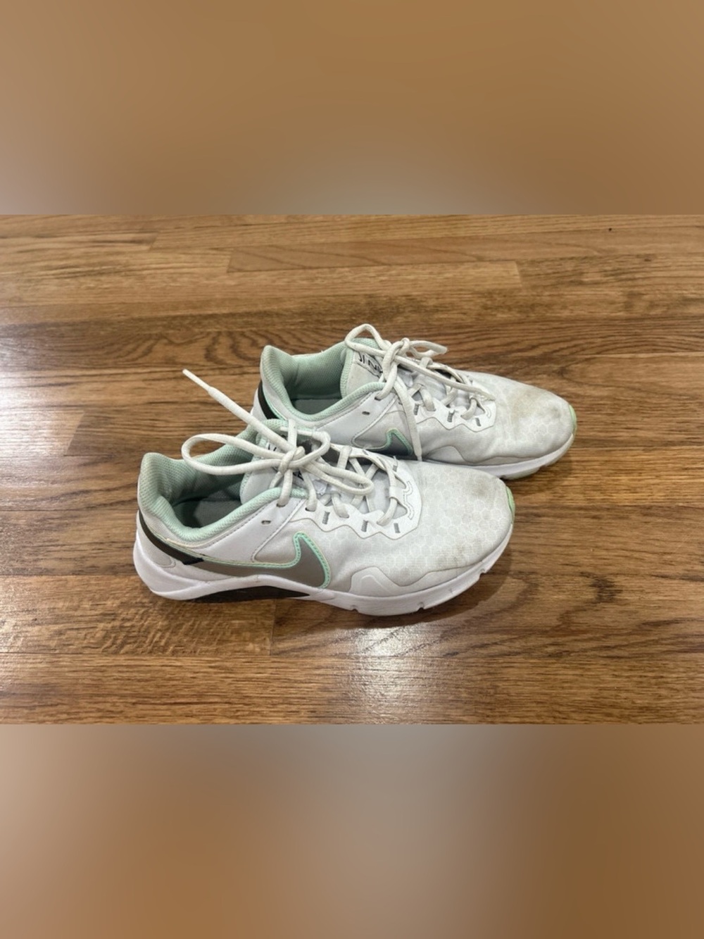 Nike Women White Sneakers with Mint Green Accents size 7